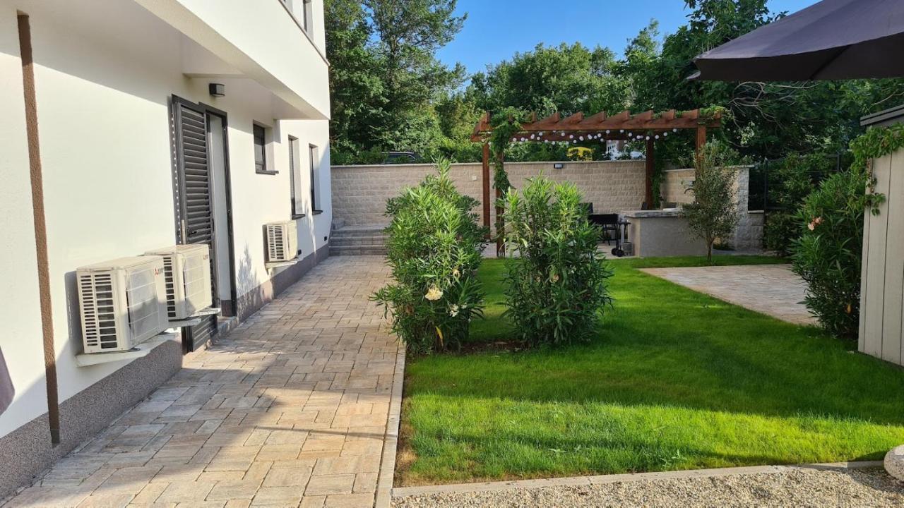Vila Primorka Apartmani Oleander Šilo Exteriör bild